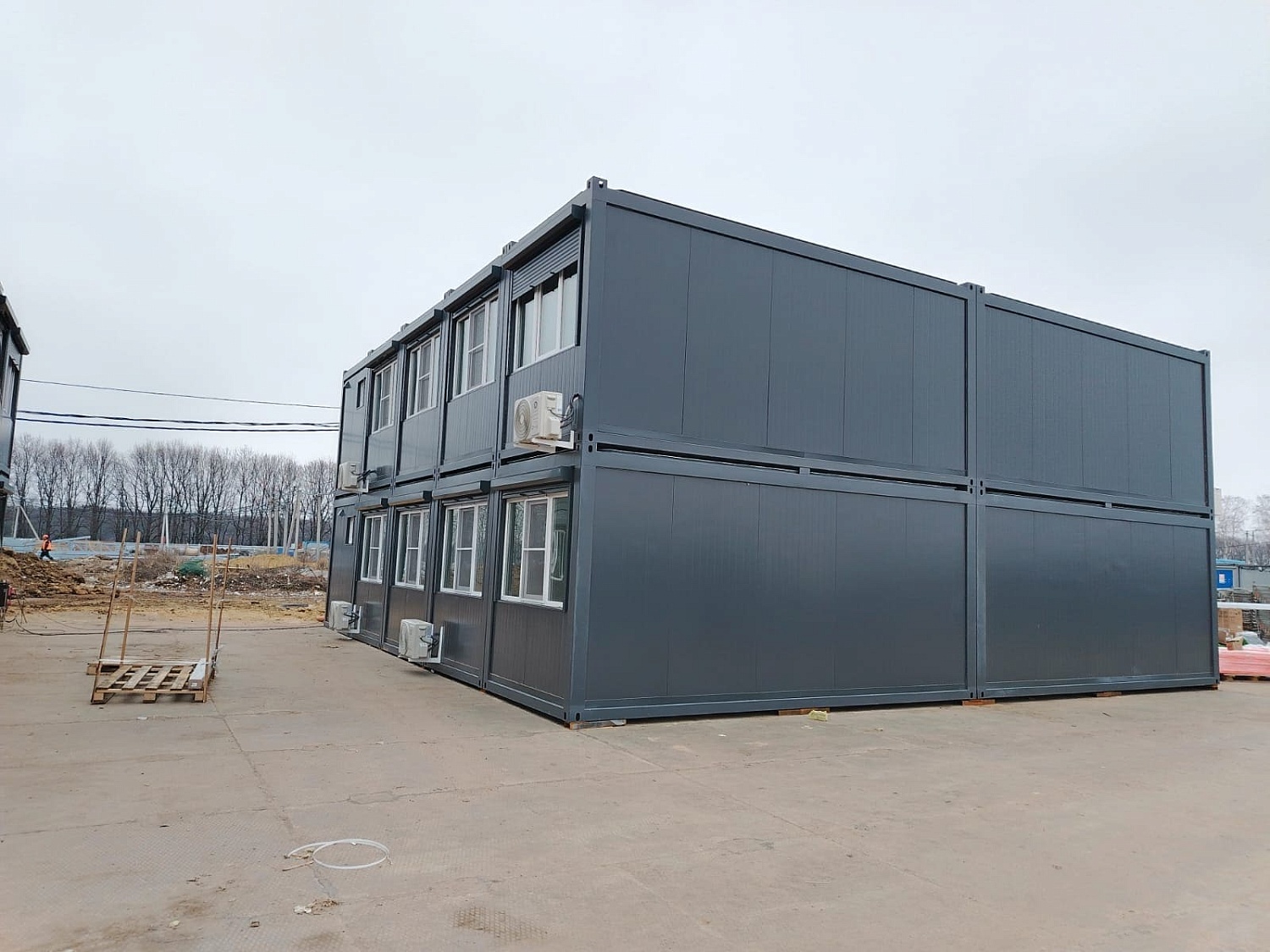 Комплекс из двух модульных офисов без общей кровли